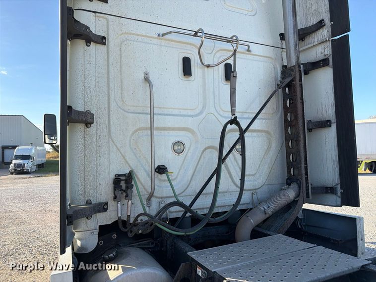 image for item FG2687 2019 Freightliner Cascadia semi truck