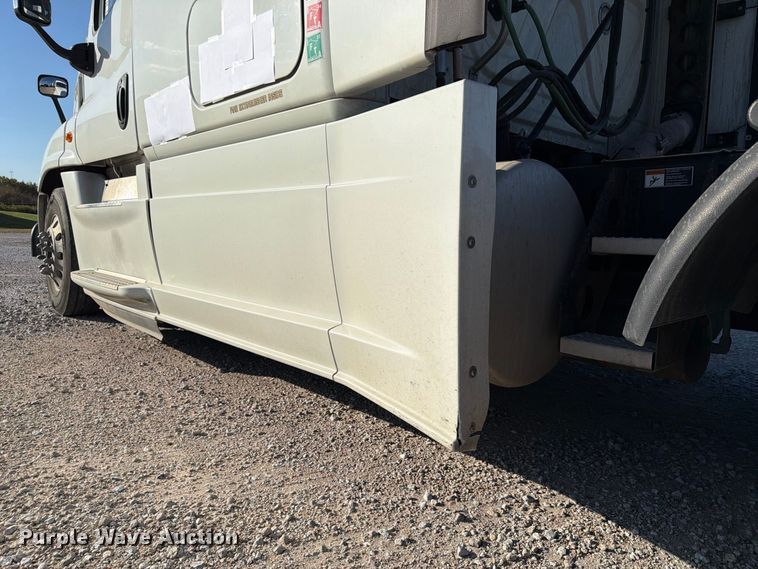 image for item FG2687 2019 Freightliner Cascadia semi truck