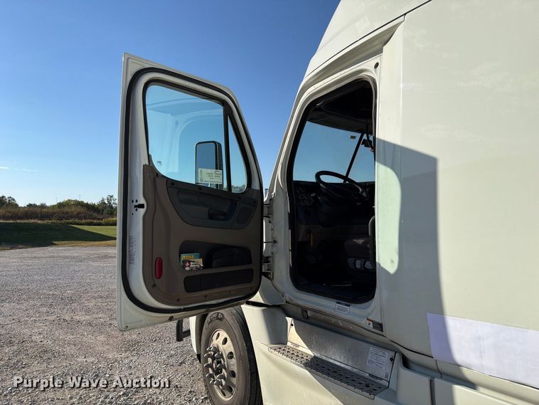 image for item FG2687 2019 Freightliner Cascadia semi truck