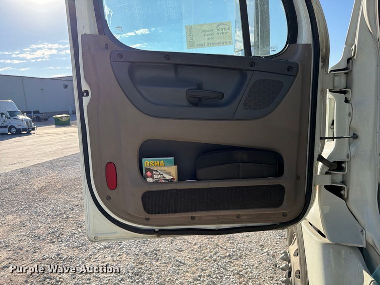 image for item FG2687 2019 Freightliner Cascadia semi truck