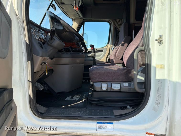 image for item FG2687 2019 Freightliner Cascadia semi truck