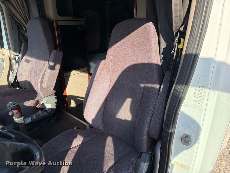 image for item FG2687 2019 Freightliner Cascadia semi truck
