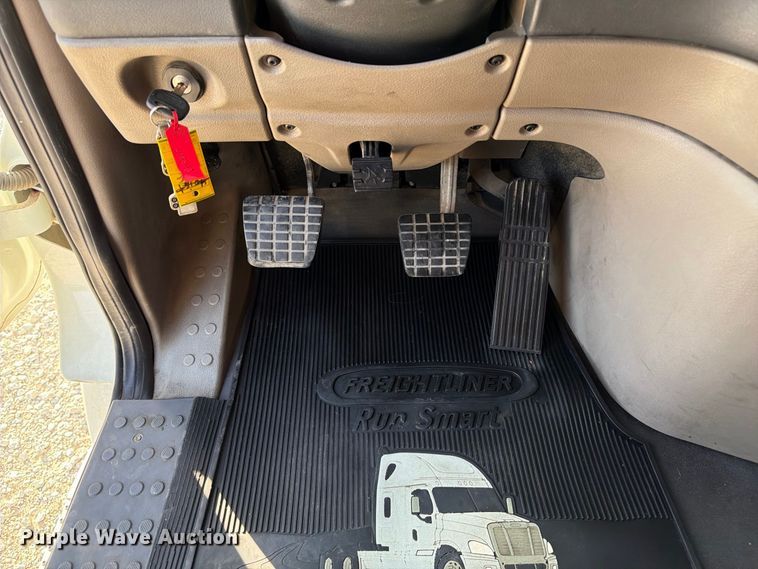 image for item FG2687 2019 Freightliner Cascadia semi truck