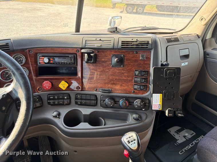 image for item FG2687 2019 Freightliner Cascadia semi truck