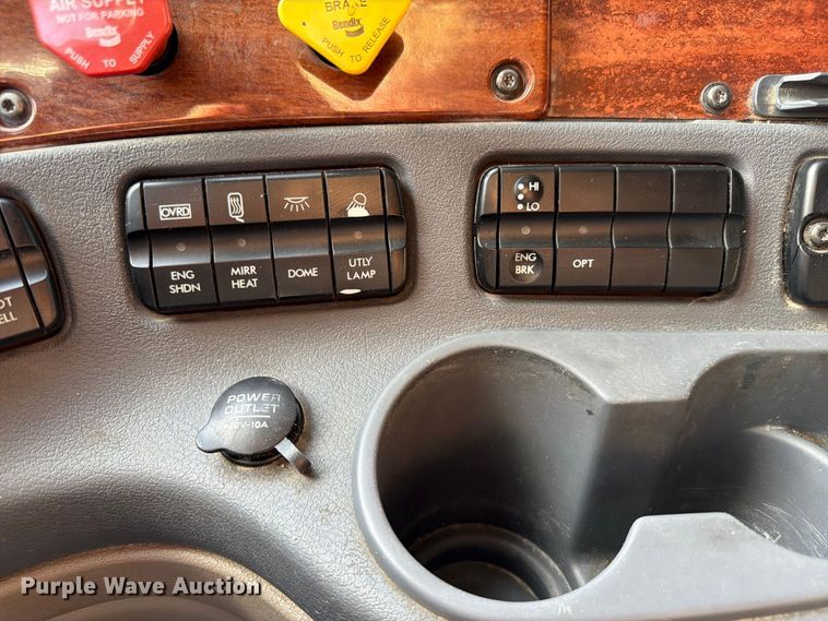 image for item FG2687 2019 Freightliner Cascadia semi truck