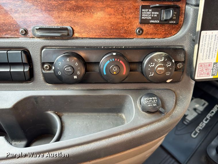 image for item FG2687 2019 Freightliner Cascadia semi truck