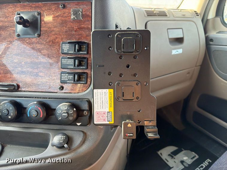 image for item FG2687 2019 Freightliner Cascadia semi truck