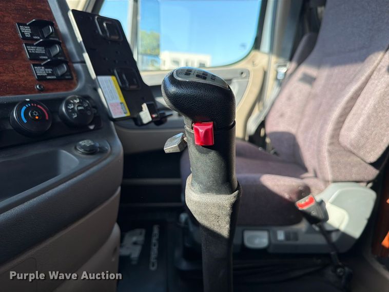 image for item FG2687 2019 Freightliner Cascadia semi truck