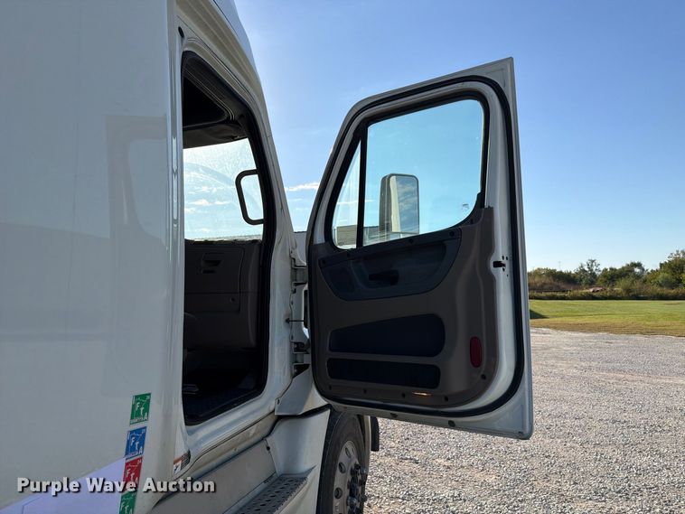 image for item FG2687 2019 Freightliner Cascadia semi truck