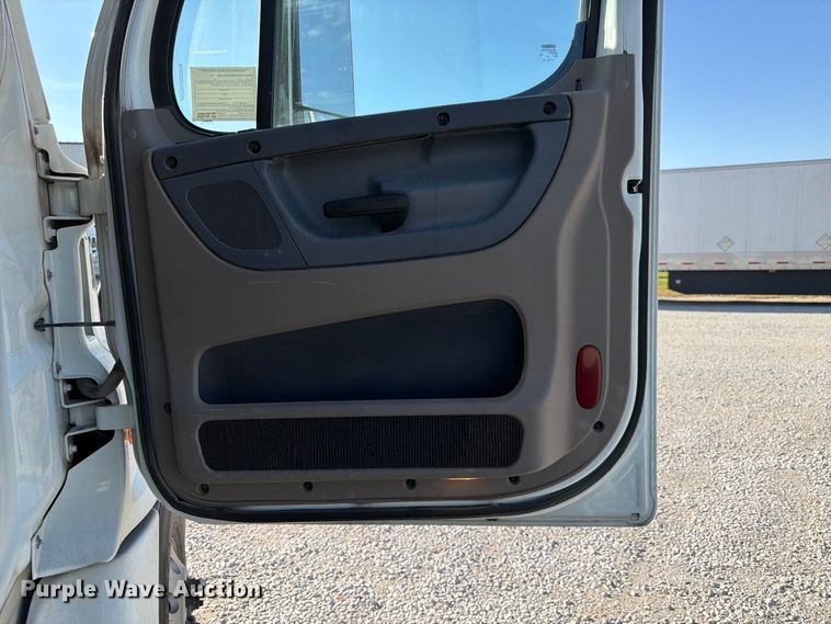image for item FG2687 2019 Freightliner Cascadia semi truck