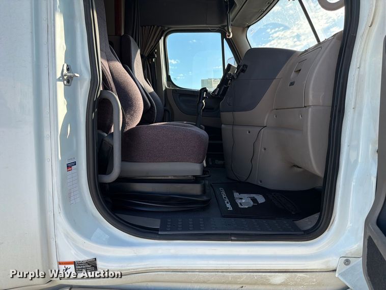 image for item FG2687 2019 Freightliner Cascadia semi truck