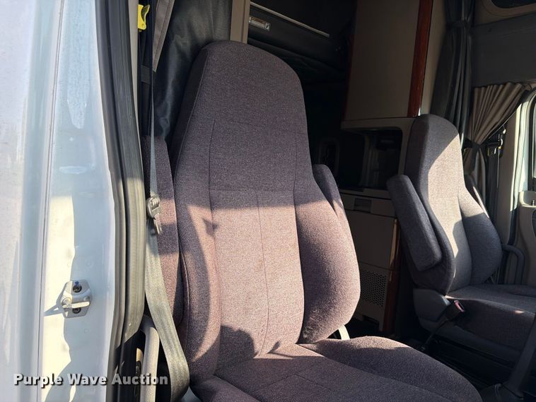 image for item FG2687 2019 Freightliner Cascadia semi truck