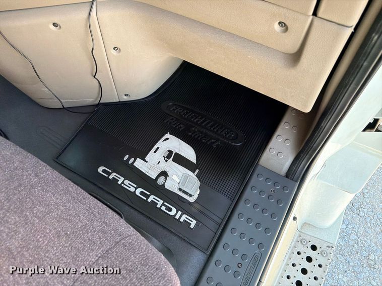 image for item FG2687 2019 Freightliner Cascadia semi truck
