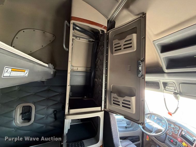 image for item FG2687 2019 Freightliner Cascadia semi truck