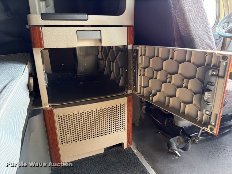 image for item FG2687 2019 Freightliner Cascadia semi truck