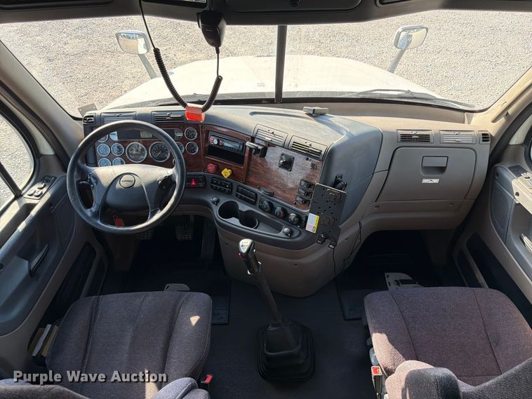 image for item FG2687 2019 Freightliner Cascadia semi truck