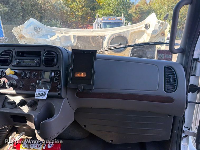 image for item FG3037 2017 Freightliner Business Class M2 Box Truck