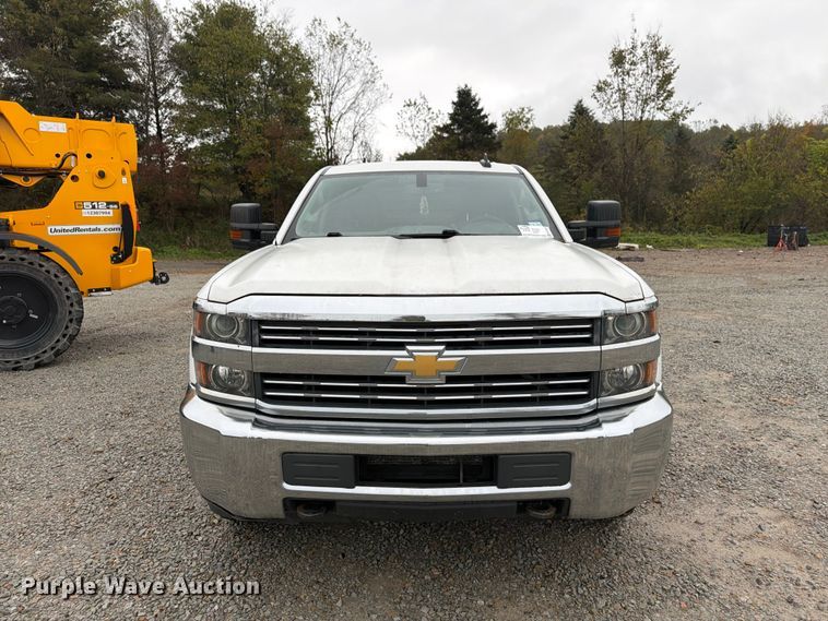 image for item FG3045 2018 Chevrolet Silverado 2500HD Crew Cab flatbed pickup truck