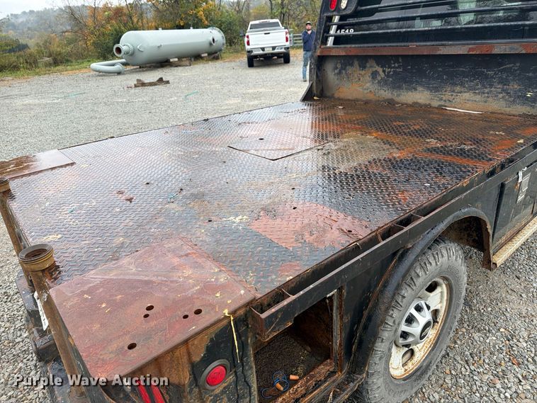 image for item FG3045 2018 Chevrolet Silverado 2500HD Crew Cab flatbed pickup truck
