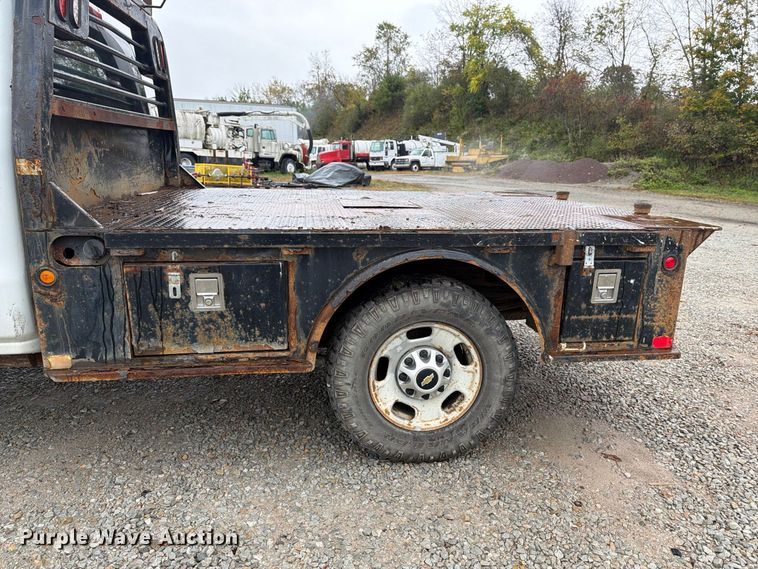 image for item FG3045 2018 Chevrolet Silverado 2500HD Crew Cab flatbed pickup truck