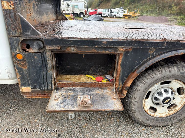 image for item FG3045 2018 Chevrolet Silverado 2500HD Crew Cab flatbed pickup truck