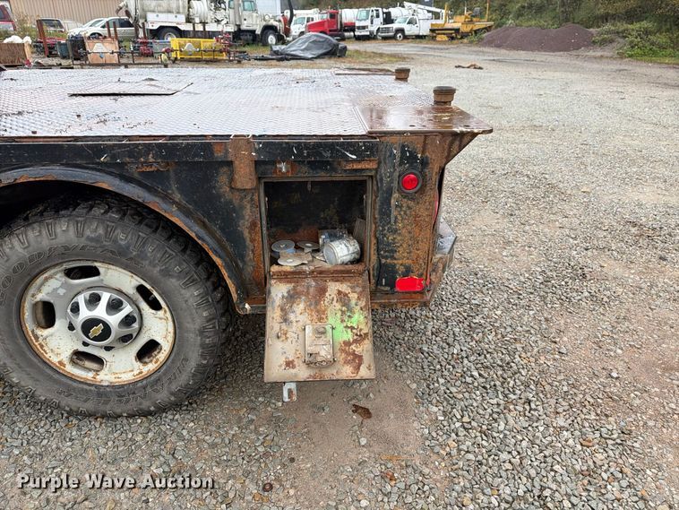 image for item FG3045 2018 Chevrolet Silverado 2500HD Crew Cab flatbed pickup truck