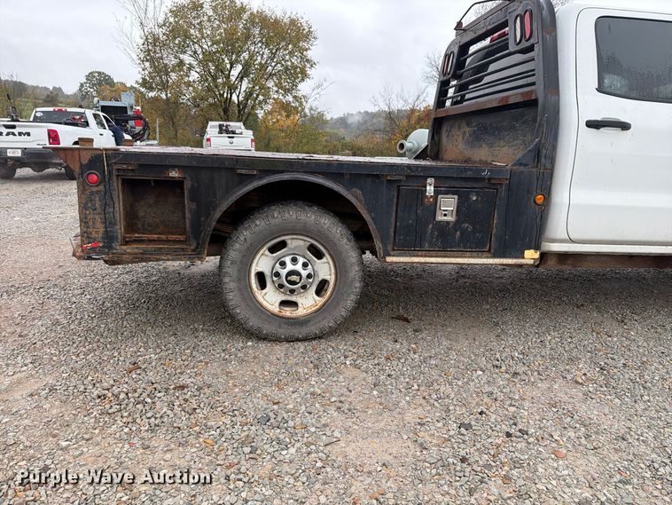 image for item FG3045 2018 Chevrolet Silverado 2500HD Crew Cab flatbed pickup truck
