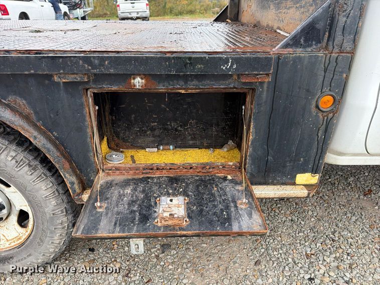 image for item FG3045 2018 Chevrolet Silverado 2500HD Crew Cab flatbed pickup truck