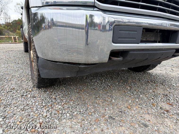 image for item FG3045 2018 Chevrolet Silverado 2500HD Crew Cab flatbed pickup truck
