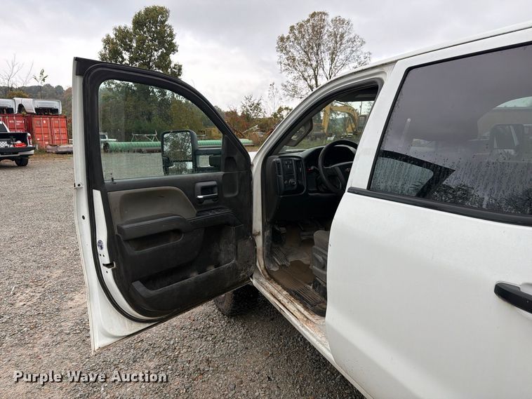 image for item FG3045 2018 Chevrolet Silverado 2500HD Crew Cab flatbed pickup truck