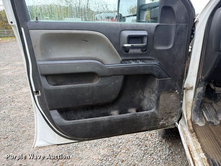 image for item FG3045 2018 Chevrolet Silverado 2500HD Crew Cab flatbed pickup truck
