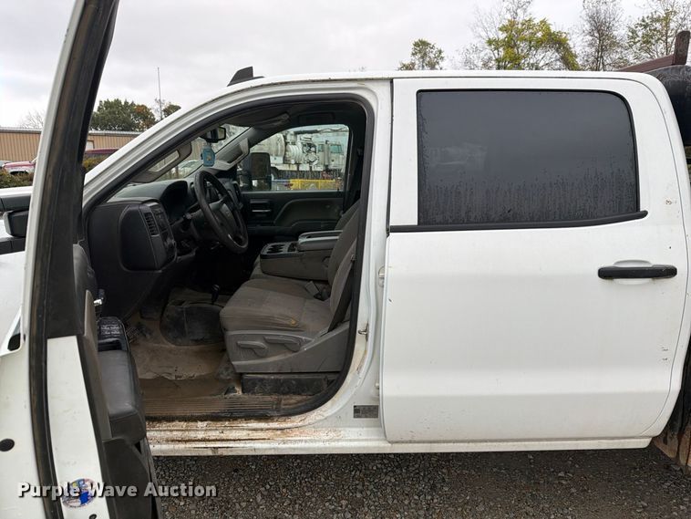 image for item FG3045 2018 Chevrolet Silverado 2500HD Crew Cab flatbed pickup truck
