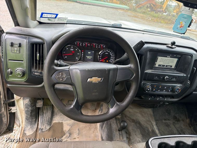 image for item FG3045 2018 Chevrolet Silverado 2500HD Crew Cab flatbed pickup truck