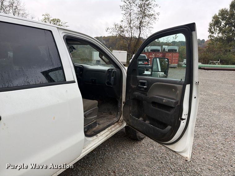 image for item FG3045 2018 Chevrolet Silverado 2500HD Crew Cab flatbed pickup truck