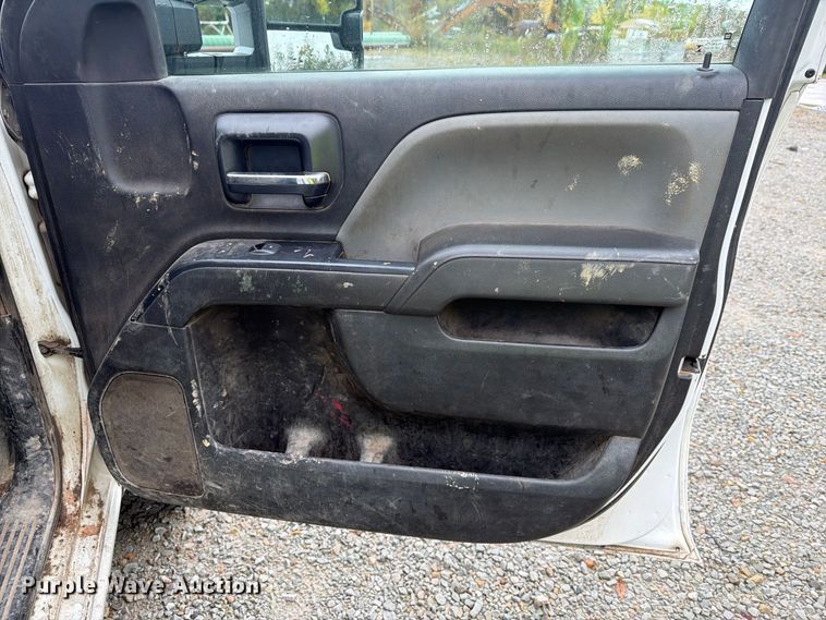 image for item FG3045 2018 Chevrolet Silverado 2500HD Crew Cab flatbed pickup truck