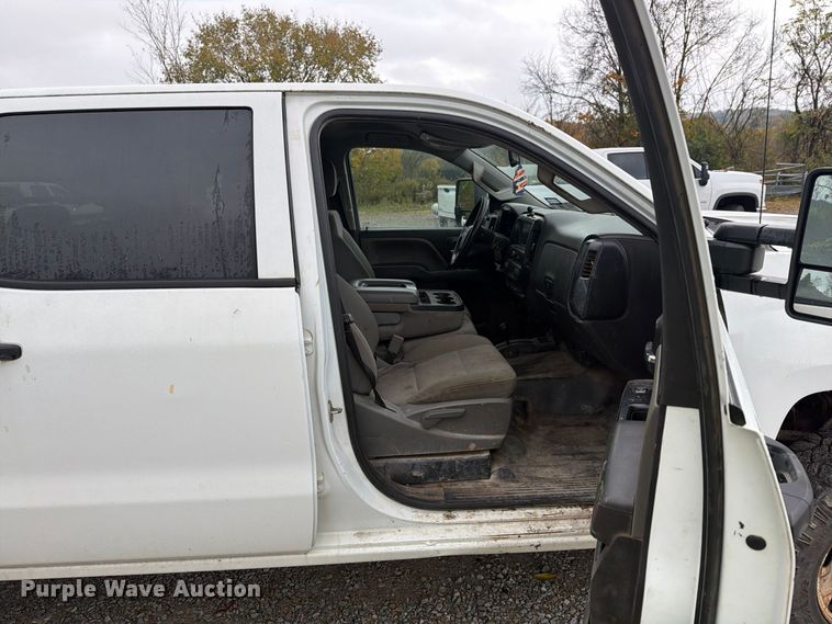 image for item FG3045 2018 Chevrolet Silverado 2500HD Crew Cab flatbed pickup truck