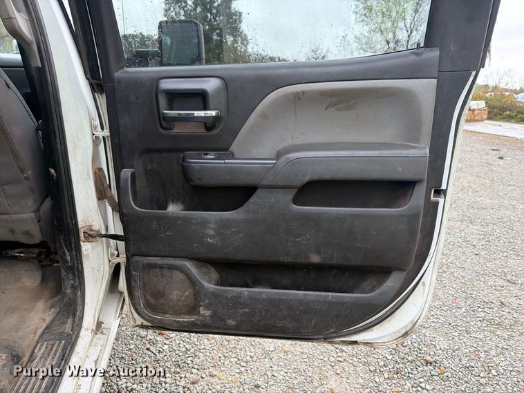 image for item FG3045 2018 Chevrolet Silverado 2500HD Crew Cab flatbed pickup truck