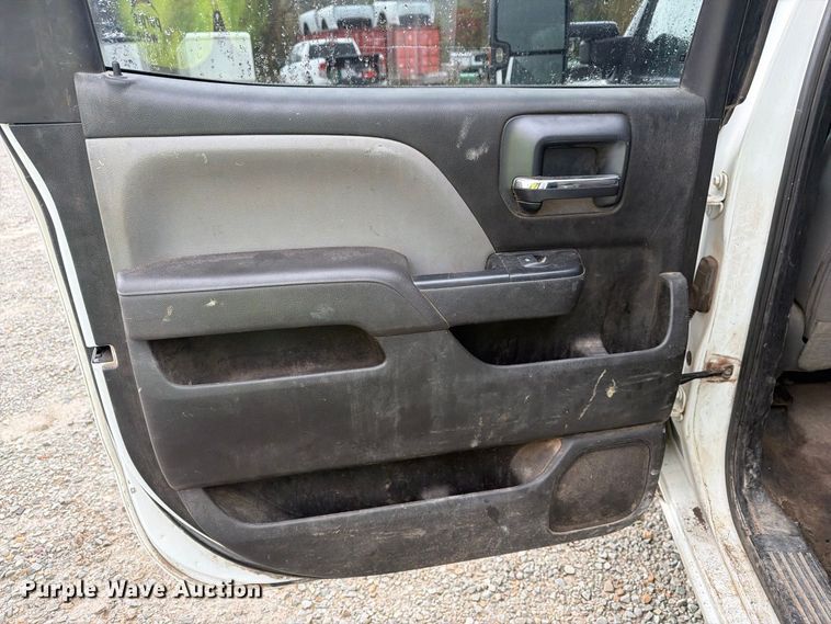 image for item FG3045 2018 Chevrolet Silverado 2500HD Crew Cab flatbed pickup truck