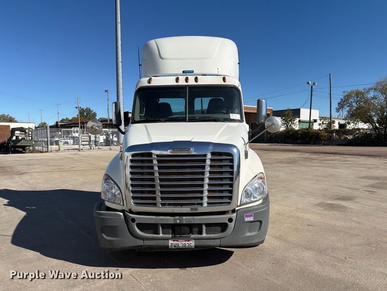 image for item FG3047 2014 Freightliner Cascadia semi truck
