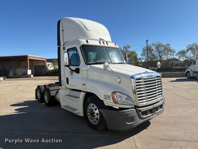 image for item FG3047 2014 Freightliner Cascadia semi truck