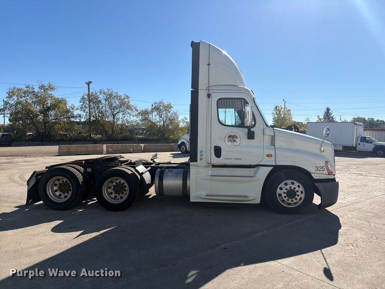 image for item FG3047 2014 Freightliner Cascadia semi truck