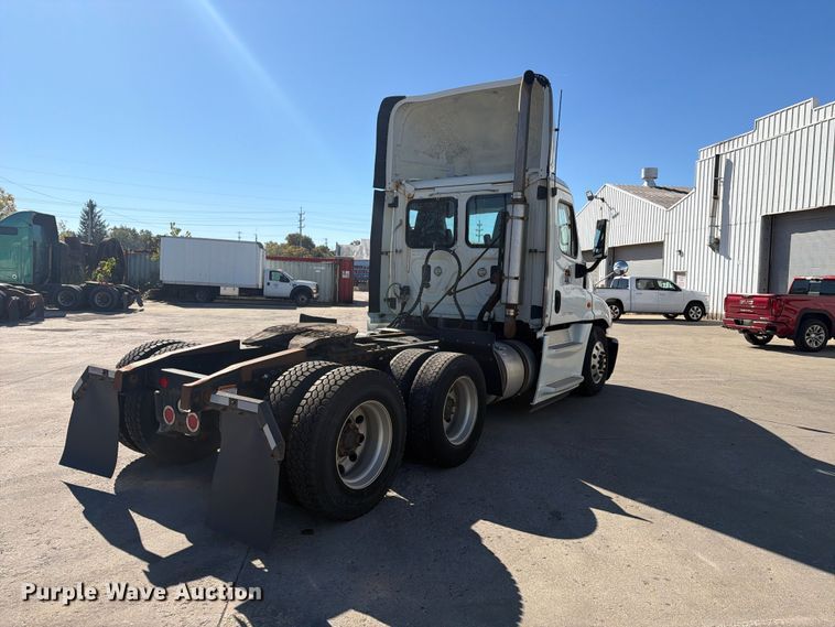 image for item FG3047 2014 Freightliner Cascadia semi truck