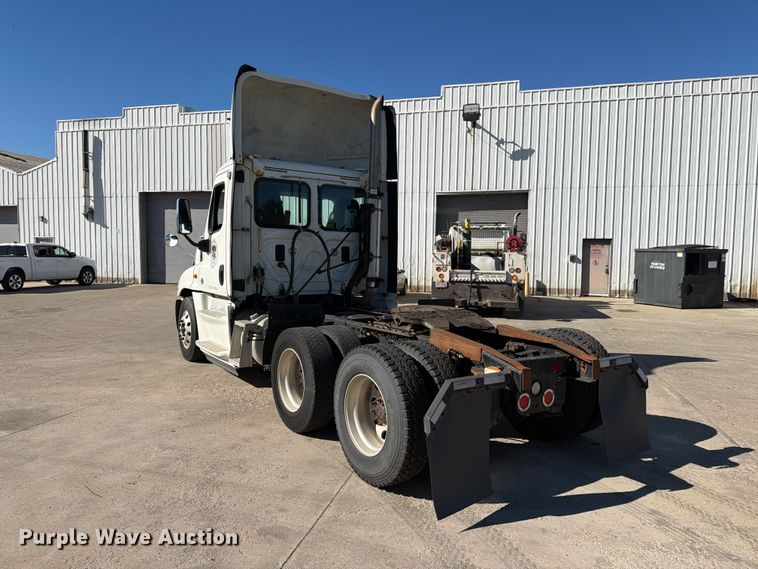 image for item FG3047 2014 Freightliner Cascadia semi truck