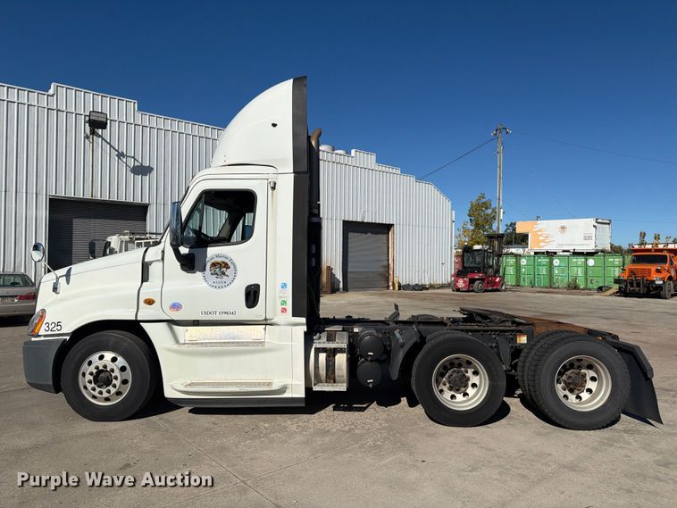 image for item FG3047 2014 Freightliner Cascadia semi truck