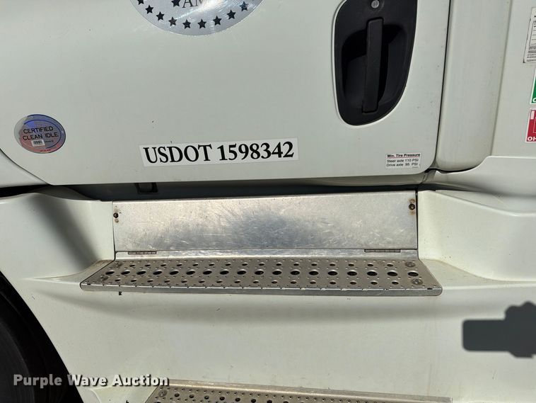 image for item FG3047 2014 Freightliner Cascadia semi truck