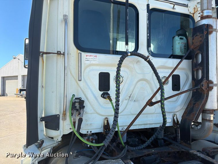 image for item FG3047 2014 Freightliner Cascadia semi truck