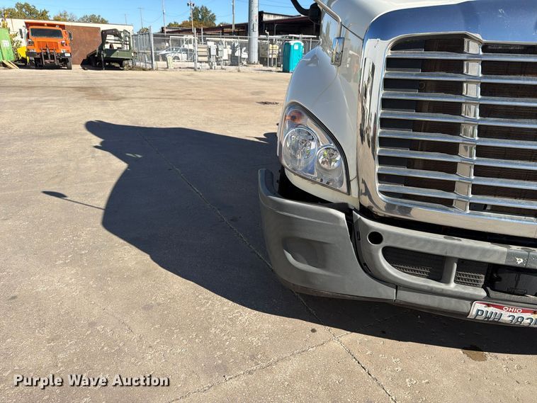image for item FG3047 2014 Freightliner Cascadia semi truck