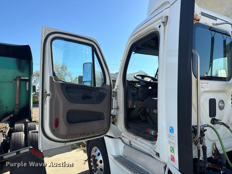 image for item FG3047 2014 Freightliner Cascadia semi truck