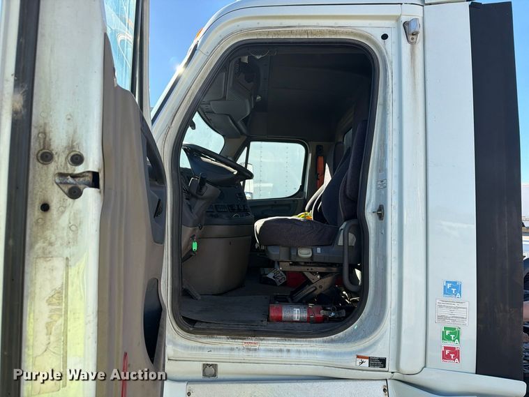 image for item FG3047 2014 Freightliner Cascadia semi truck