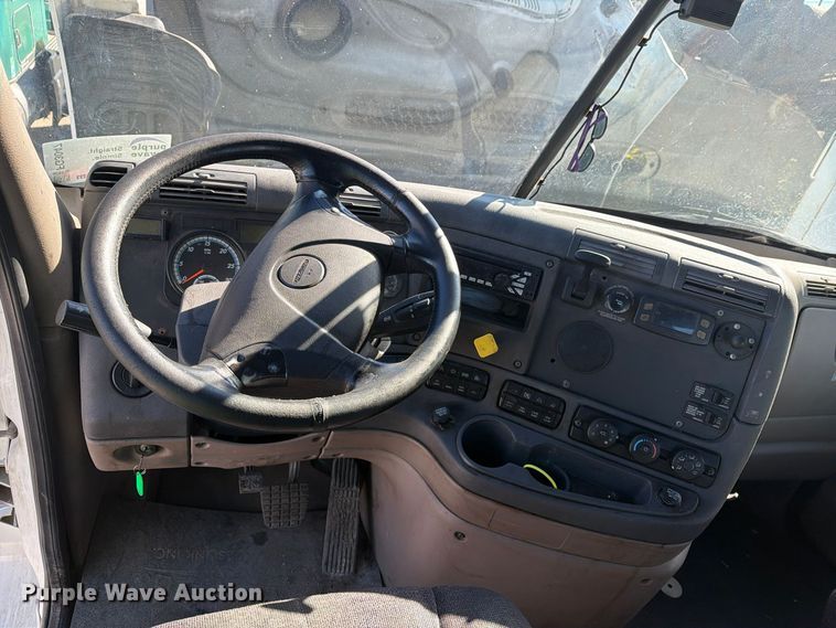 image for item FG3047 2014 Freightliner Cascadia semi truck